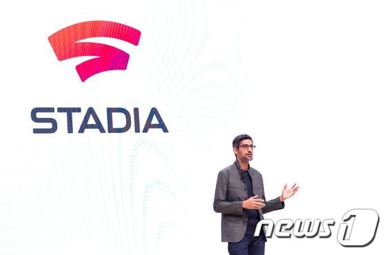 순다 피차이 구글 최고경영자(CEO)가 'GDC 2019'에서 비디오 게임 스트리밍 서비스 '스타디아'(Stadia)를 공개하고 있다. © AFP=뉴스1