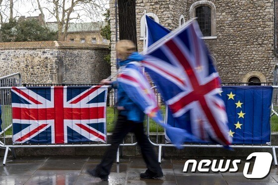 영국 국기(왼쪽)와 유럽연합(EU)기. © AFP=뉴스1