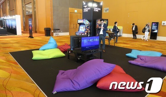 20일 싱가포르 마리나베이샌즈에서 핀테크 업계 콘퍼런스 '머니 2020'이 열리고 있다. 사진은 행사장 한켠에 마련된 게이밍 존(Gaming Zone)의 모습. 2019.3.20/뉴스1 © 뉴스1 전민 기자