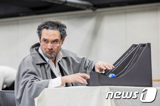 연극 '갈릴레이의 생애' 연습 사진. 갈릴레이 역을 맡은 김명수 © 뉴스1