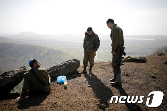 이스라엘 군인들이 시리아와의 국경지역인 골란고원에 서있다. © 로이터=뉴스1