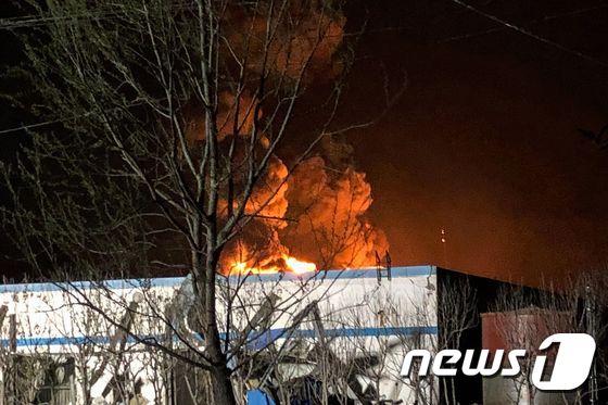 21일 (현지시간) 중국 장쑤성 옌청의 화공공단내 농약 공장에서 강한 폭발이 일어나 불꽃과 검은 연기가 치솟고 있다. 이날 사고로 최소 6명이 숨지고 30여명이 크게 다친 것으로 알려졌다. © AFP=뉴스1 © News1 우동명 기자