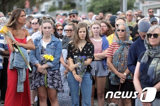희생자를 추모하는 뉴질랜드 시민들. © AFP=뉴스1