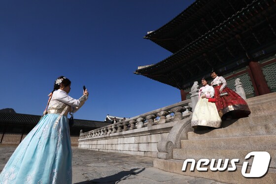 '파란하늘과 경복궁, 한국 너무 멋져요'