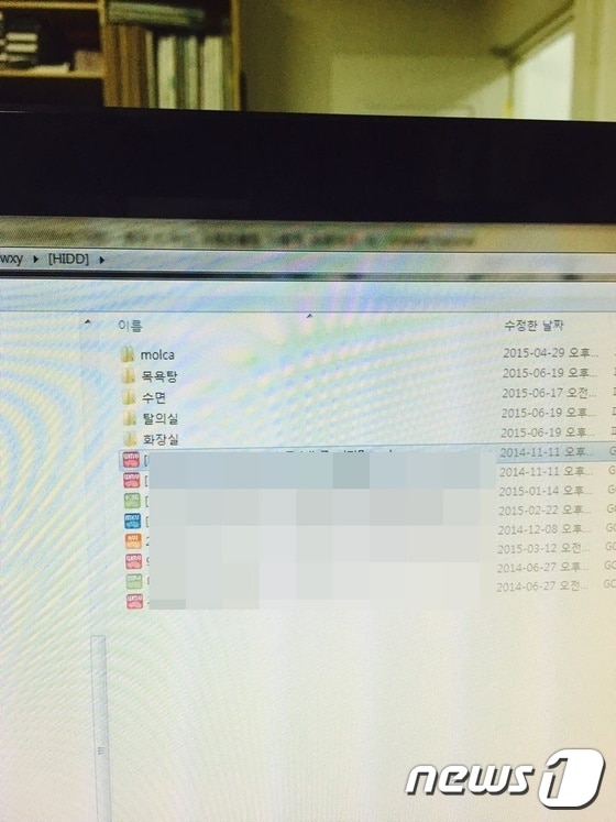 지난 2015년에 재학 중이던 한 학생이 교사의 업무용 PC에 저장된 포르노 영상 폴더와 파일을 목격하고 찍어놓았던 사진.(독자제공)© 뉴스1
