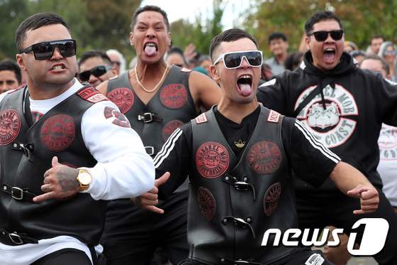 뉴질랜드 국민들이 22일(현지시간) 마오리족 전통 춤인 '하카'를 추면서 총기테러 희생자를 추모하고 있다. © AFP=뉴스1