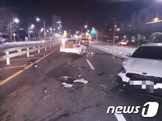부산에서 음주운전자가 지하차도를 역주행하다 마주오던 차량 2대와 충돌해 파편이 도로에 떨어져 있다.(부산경찰청 제공)2019.3.23.© 뉴스1 © News1 강대한 기자