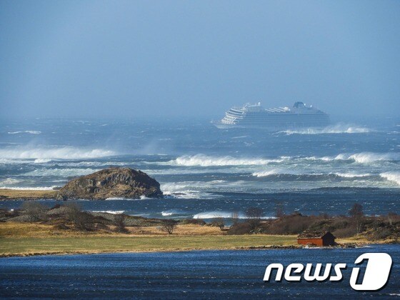 노르웨이 크루즈 여객선' 바이킹 스카이'호가 23일(현지시간) 오후 뫼레오그롬스달로부터 약 2㎞ 해상에서 엔진 고장으로 표류 중이다. © AFP=뉴스1