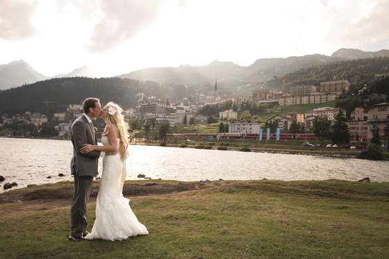 유럽풍의 건물들이 둘러싸고 있는 호반을 배경으로 결혼 사진을 남길 수 있다.