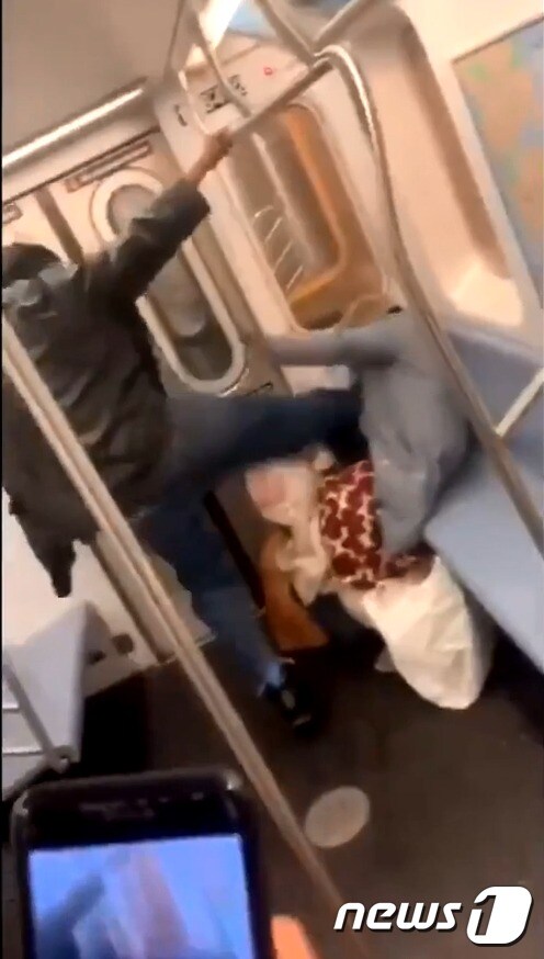 뉴욕 지하철에서 지난 10일 70대 노인이 폭행을 당하는 사건이 발생했다. © 뉴스1