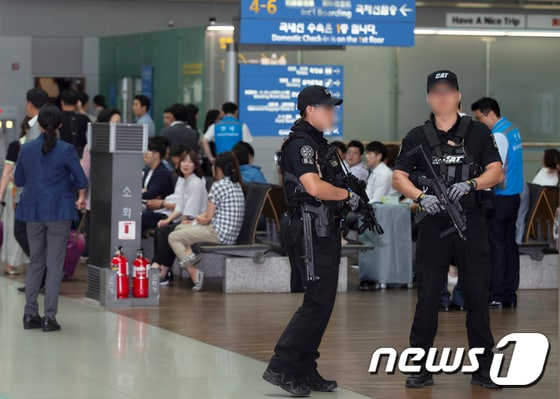 2016년 6월29일 인천공항터미널에서 열린 일자리 우수기업방문에서의 기관총을 든 경호원의 모습.(청와대 제공)