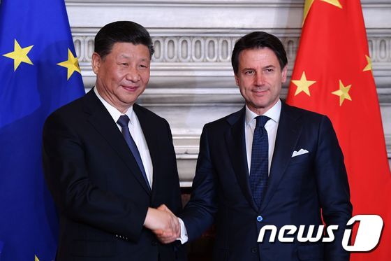 지난 23일 시진핑 중국 주석과 쥐세페 콘테 이탈리아 총리가 일대일로 MOU에 서명하고 악수하고 있다. © AFP=뉴스1