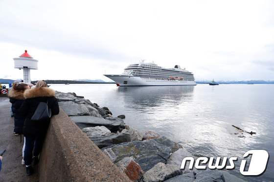 노르웨이 연안에 표류했던 크루즈선 바이킹 스카이호가 24일(현지시간) 몰데항에 입항하고 있다. © AFP=뉴스1
