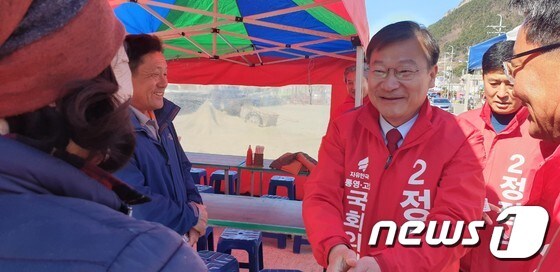뱃길로 30여분을 달려간 경남 통영시 사량면에서 유권자와 인사를 나누고 있는 정점식 한국당 후보..© 뉴스1