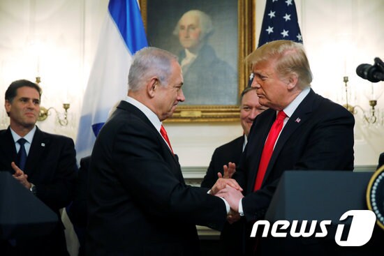 25일(현지시간) 도널드 트럼프 미국 대통령(우)과 베냐민 네타냐후 이스라엘 총리가 백악관에서 공동성명 발표에 앞서 악수를 나누고 있다. © 로이터=뉴스1