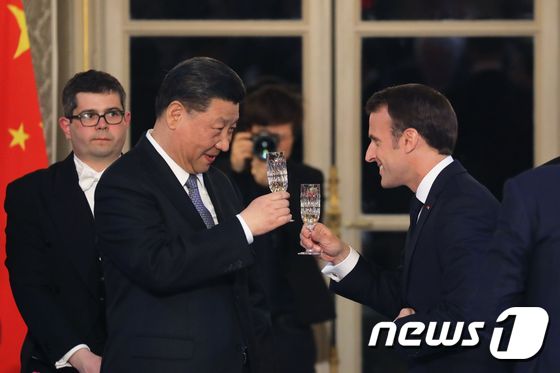 시진핑 중국 주석과 마크롱 프랑스 대통령이 건배하고 있다. © AFP=뉴스1