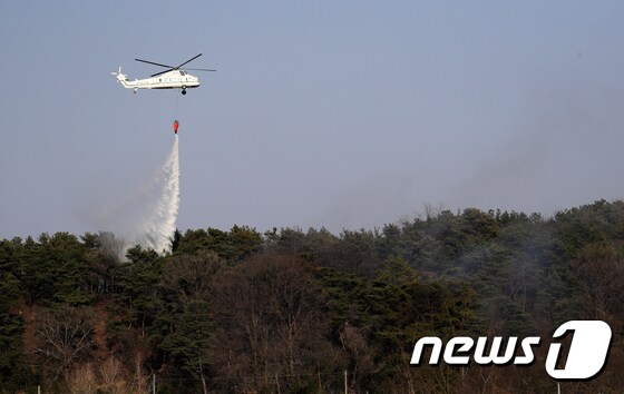 26일 오후 3시21분께 전북 전주시 중인동 한 야산 자락에서 불이 나 헬기를 이용해 진화를 하고 있다.  © 뉴스1