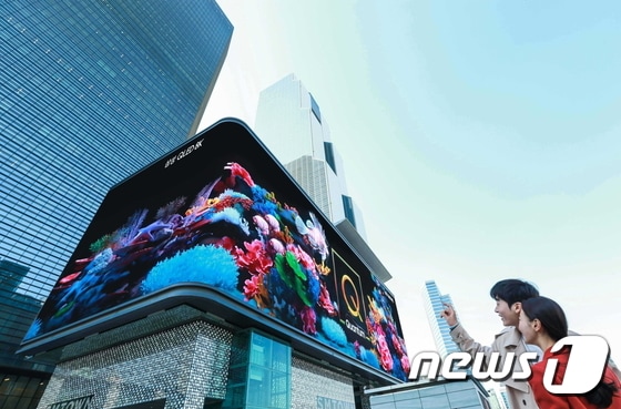 삼성전자가 2019년형 'QLED 8K' TV 출시를 기념, 서울 삼성동 코엑스 일대 옥외광고 자유표시구역에서 디지털 사이니지를 통한 대대적 홍보에 나섰다2019.3.27/뉴스1