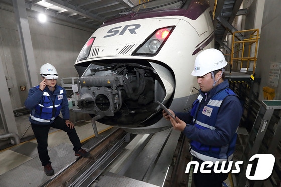서울 수서역 SRT 정비소에서 SR 정비 직원들이 KT 5G AR 스마트안경을 이용해 열차를 정비하고 있다.(KT)© 뉴스1