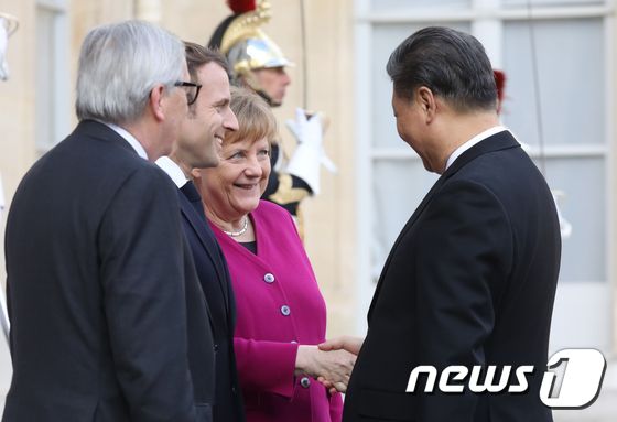 [사진] 시진핑 손 잡은 메르켈 “유럽도 일대일로 참여 원한다”