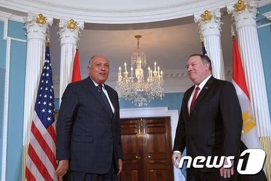 [사진] 이집트 외교와 나란히 선 폼페이오 국무