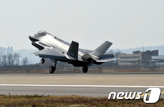 대한민국 공군 최초의 스텔스전투기 F-35A가 29일 오후 공군 청주기지에 착륙하고 있다. 2019.3.29 © 뉴스1