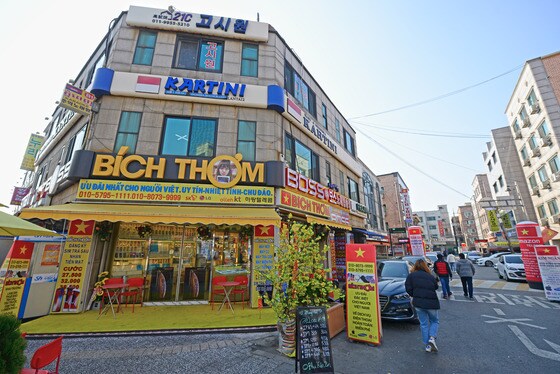 베트남 식당과 상점이 모여있는 골목