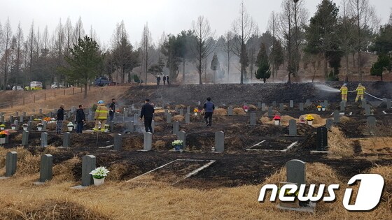 3일 오전 12시18분쯤 광주 북구 망월시립묘지에서 불이 나 출동한 소방관이 불을 끄고 있다.(광주북부소방서 제공)2019.3.3/뉴스1 © News1