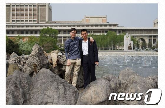 북한에서 공부 중인 호주 학생 알렉 시글리(왼쪽). (출처=통일투어 홈페이지 갈무리) © 뉴스1