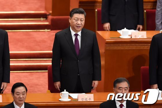 시진핑 중국 국가주석이 3일 베이징에서 열린 정협 개막식에 참석, 국가를 부르고 있다. 5일은 전인대가 개막한다. © AFP=뉴스1 © News1 