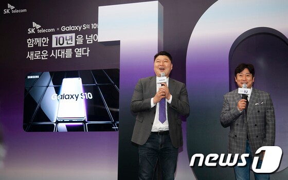방송인 강호동(왼쪽부터), 이수근이 서울 을지로 T타워에서 열린 '갤럭시S10 개통행사'에서 인사말을 하고 있다. (SK텔레콤 제공) 2019.3.4/뉴스1