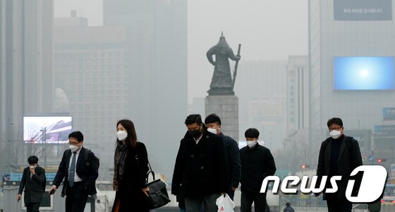 서울의 초미세먼지 농도가 세제곱미터당 160 마이크로그램까지 치솟으면서 역대 최고 수치를 기록한 5일 오전 광화문 광장에서 마스크를 쓴 시민들이 출근길을 서두르고 있다. 2019.3.5/뉴스1 © News1 안은나 기자