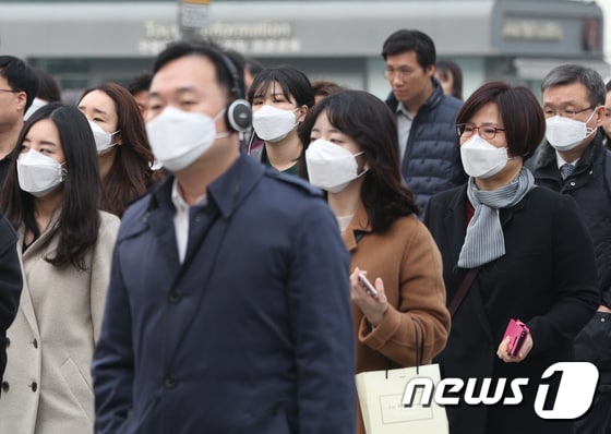 수도권에 사상 처음 엿새 연속 비상저감조치가 발령된 6일 오전 서울 광화문네거리에서 시민들이 마스크를 낀 채 출근하고 있다. 2019.3.6/뉴스1 © News1 신웅수 기자