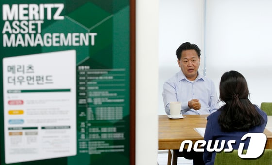 존 리 메리츠자산운용 대표가 6일 오전 서울 종로구에 있는 본사에서 뉴스1과 인터뷰를 하고 있다. 2019.3.6/뉴스1 © News1 안은나 기자