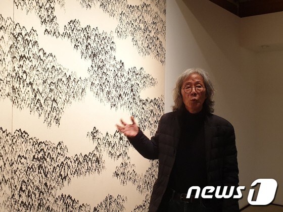 김호득 작가가 6일 학고재갤러리에서 작품 '산–아득'에 대해 설명하고 있다. © 뉴스1