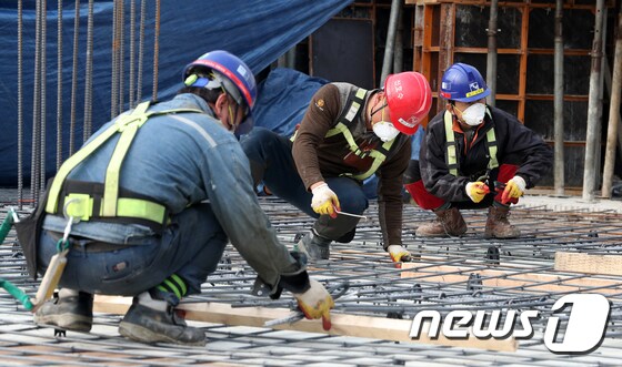 한 아파트 건설현장에서 옥외 근로자들이 마스크를 쓰고 작업을 하고 있다. 기사 내용과 무관. © News1