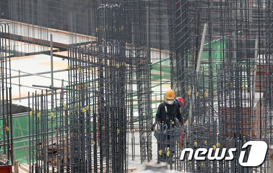 서울의 한 아파트 건설현장에서 옥외 근로자들이 마스크를 쓰고 작업을 하고 있다. 2019.3.6/뉴스1 © News1 이승배 기자