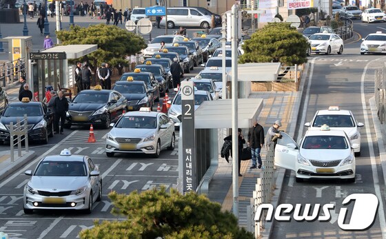 3월7일 서울 중구 서울역 앞에서 택시들이 오가고 있다. 2019.3.7/뉴스1 © News1 이승배 기자