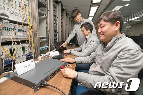 KT 직원들이 기존 UTP 케이블을 통해 5기가 UTP 상용 장비의 인터넷 속도품질을 검증 하고 있다. (KT 제공) © 뉴스1