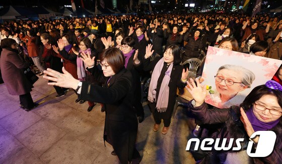 8일 오후 서울 광화문광장에서 열린 3.8세계여성의 날 기념 제35회 한국여성대회에서 참석자들이 '싸우는 여자가 춤춘다 '공동 퍼포먼스를 함께하며 춤을 추고 있다. 2019.3.8/뉴스1 © News1 박세연 기자
