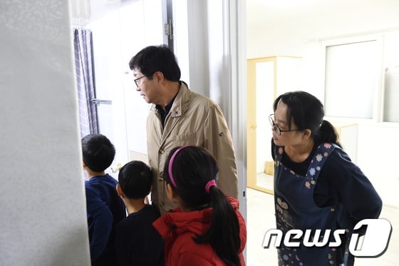다자녀 가구를 방문한 염태영 수원시장.(수원시 제공)© 뉴스1