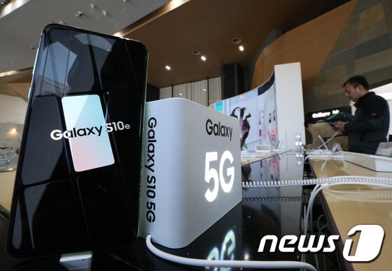 삼성전자 갤럭시S10 5G 모델이 전시된 모습.  2019.4.1/뉴스1 © News1 신웅수 기자