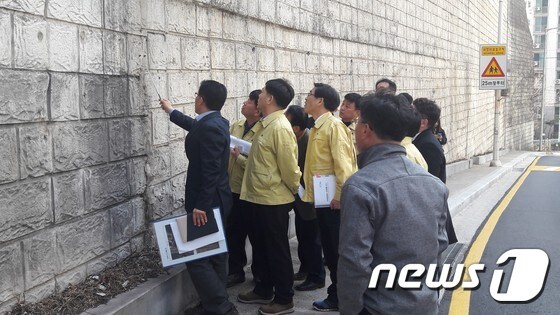 성북구 민관합동 해빙기 안전점검 모습.(성북구 제공) © 뉴스1