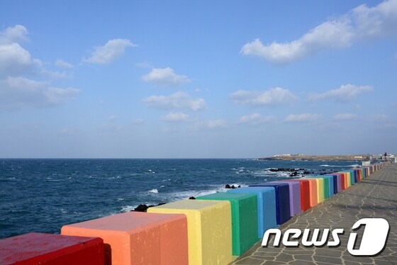 시원한 바다를 보며 걷기 좋은 도두 무지개도로. 한국관광공사 제공