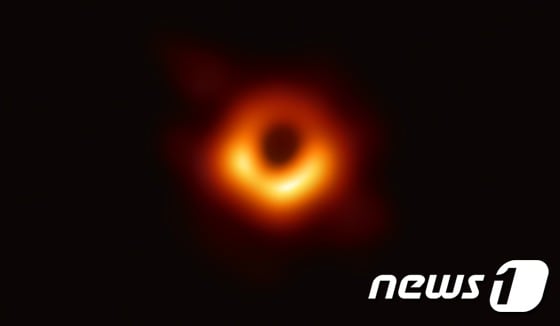 이벤트 호라이즌 망원경 프로젝트 연구진이 전파망원경 8개로 구성된 EHT를 통해 처녀자리 은하단 중심부에 있는 'M87' 거대은하 가운데에 있는 '초대질량 블랙홀'을 인류 최초로 관측하는데 성공했다. 사진은 최초 관측된 블랙홀 모습.(EHT 누리집 제공)© 뉴스1