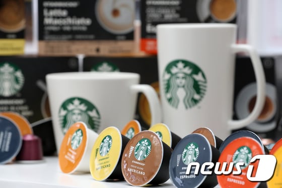 네슬레코리아가 2018년 스타벅스와 글로벌 커피 제휴를 체결한 뒤 첫 제품으로 출시한 스타벅스 앳홈 캡슐 커피. 2019.4.11/뉴스1 © News1 이승배 기자