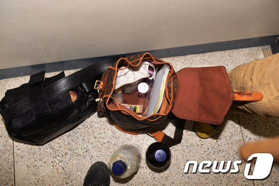 A씨가 들고 있던 가방의 모습.(김포소방서제공)뉴스1 © News1 정진욱 기자