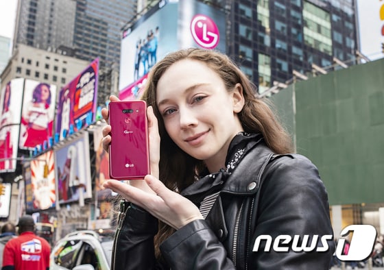 LG전자 모델이 12일(현지시간) 미국 뉴욕 타임스퀘어에서 LG G8 ThinQ을 소개하고 있다. 북미시장에 출시된 전략 스마트폰 LG G8 ThinQ은 버라이즌, AT&T, 스프린트, T모바일 등 주요 이동통신사는 물론 전자 제품 유통채널을 통해 언락폰으로도 출시된다. (LG전자 제공) 2019.4.14/뉴스1