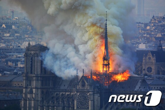 15일 오후(현지시간) 프랑스 파리의 최대 관광명소 중 하나인 노트르담 대성당에서 큰 화재가 발생해 화염이 솟구치고 있다. 이날 화재로 성당의 첨탑은 붕괴됐고, 성당 지붕도 전소됐다. © AFP=뉴스1