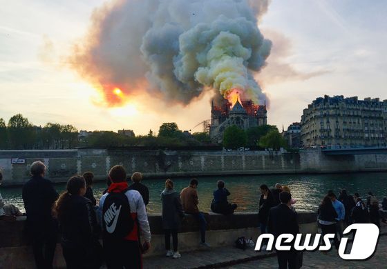 대화재가 발생한 프랑스 파리 노트르담 대성당을 바라보는 시민들. © AFP=뉴스1